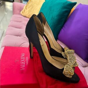 Valentino heals with  Swarovski crystal Bow 🎀✨